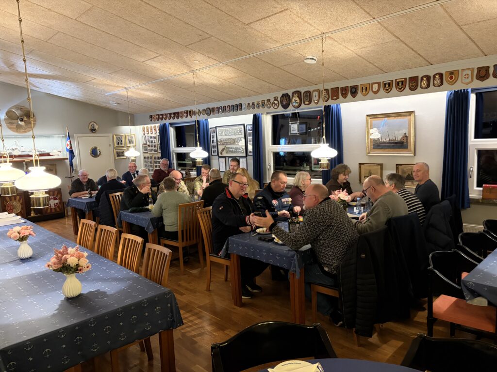 Efter mindehøjtideligheden samledes vi til socialt samvær i Marinestuen, hvor Danmarks Veteraner Kronjylland var vært ved et mindre traktement.