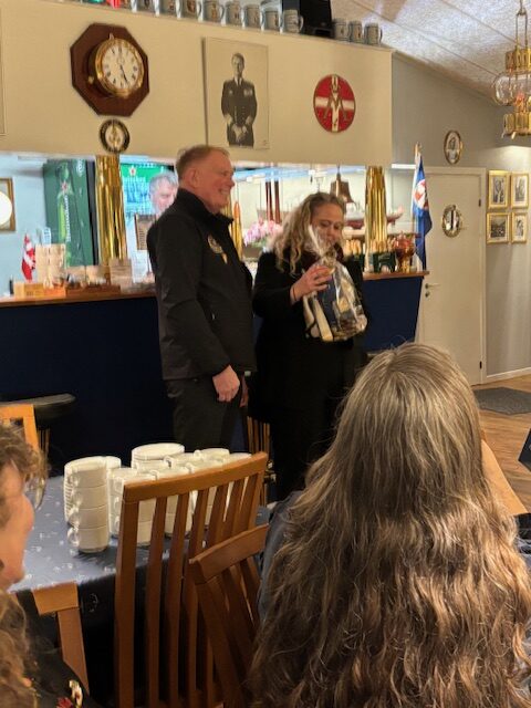 Randers kommunes nyvalgte borgmester fik overrakt Danmarks Veteraner Kronjyllands vores heraldiske skjold.