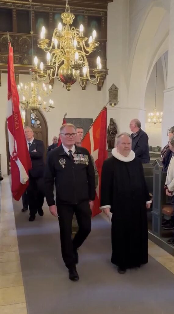 Formand for Danmarks Veteraner Kronjylland Hanc Christian Mortensen og Sognepræst Søren Dam Kjeldsen fra Øster Bjerregrav og Ålum Sogne på vej mod alteret.