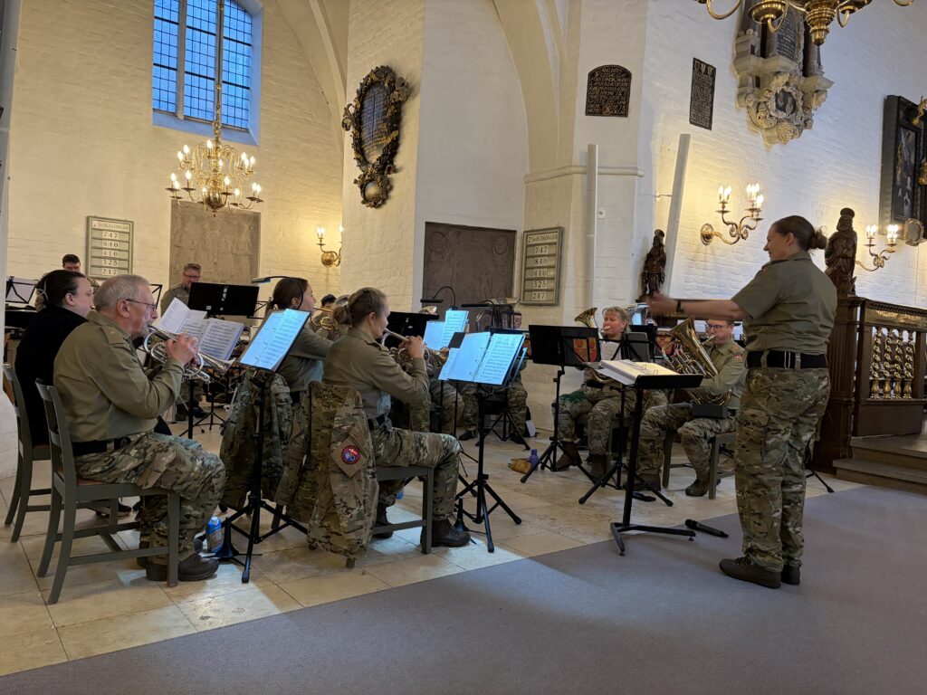 Forud for gudstjenesten afholdt Marinehjemmeværnets Orkester under ledelse af dirigent, Susanne Dalmose.