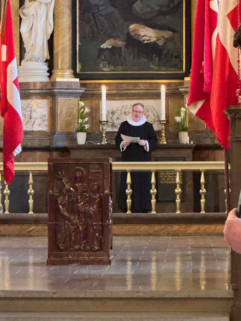 Gudstjenesten bød på en flot aktuel, faktuel og vedkommende prædiken ved tidligere feltpræst og nuværende sognepræst Søren Dam Kjeldsen fra Øster Bjerregrav og Ålum Sogne. 