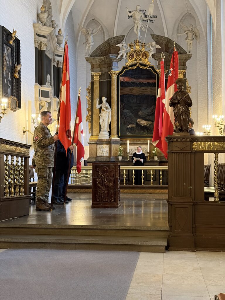 Faneholdere under gudstjenesten med deltager af personel fra Hjemmeværns Kompagni Hvidsten samt veteraner.