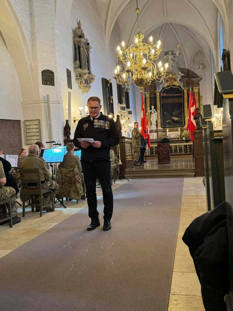 Formand for Danmarks Veteraner Kronjylland Hans Christian Mortensen holder en kort tale for deltagerne.