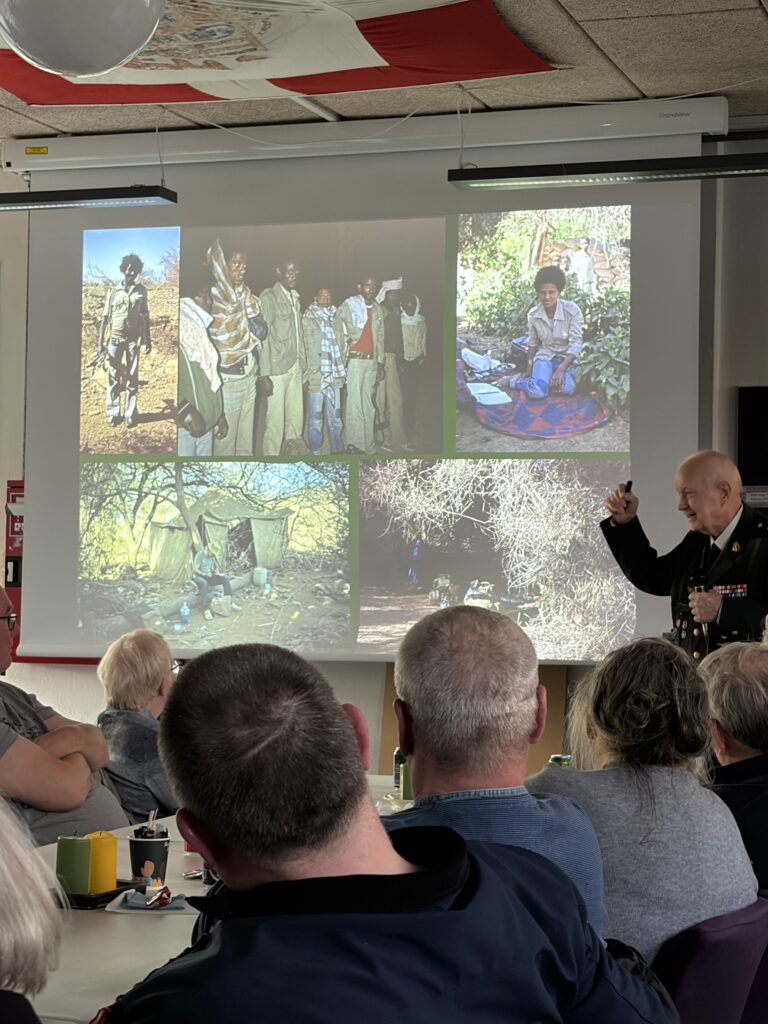 tidligere krigskirurg og pens. major, Finn Warburg i et igen fyldt Veteranhuset Randers
