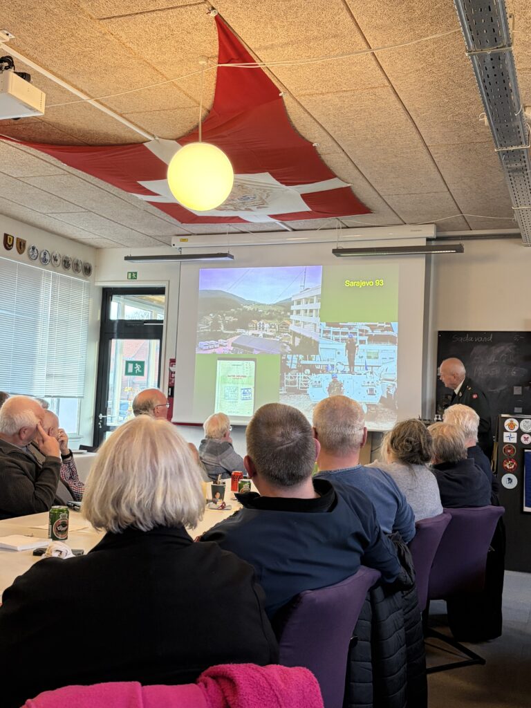 tidligere krigskirurg og pens. major, Finn Warburg i et igen fyldt Veteranhuset Randers