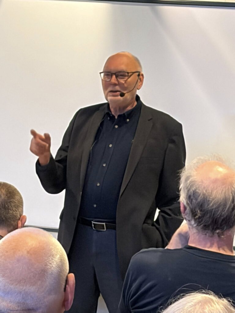 Leif Davidsen. Forfatter og foredragsholder for Danmarks Veteraner Kronjylland