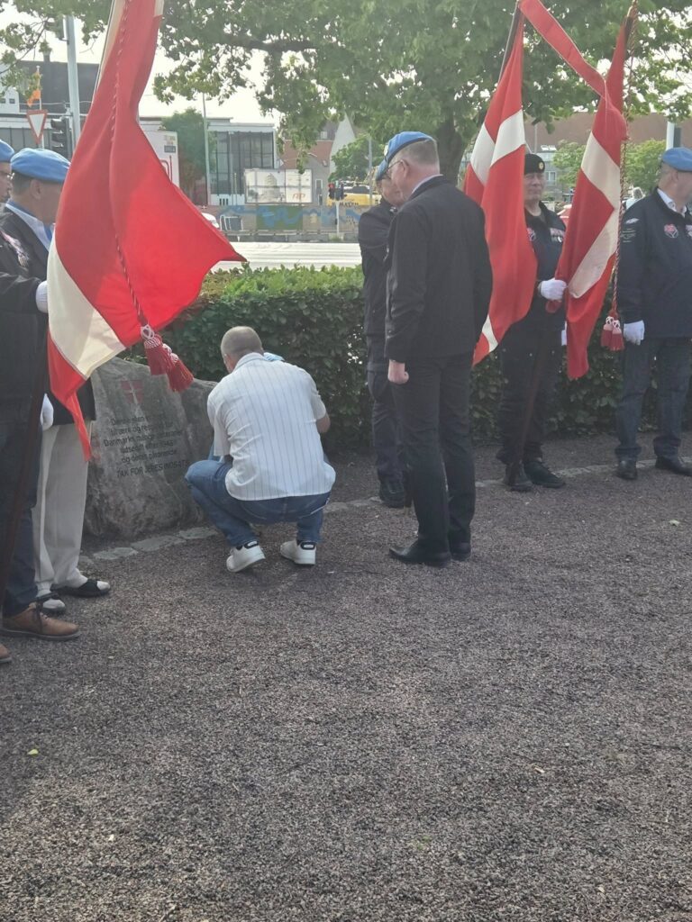 Jesper Gade får æren at ligge kransen ved Mindestenen efterfulgt af en flot tale.