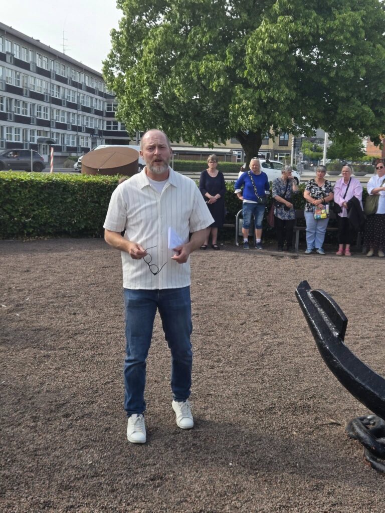 Byrådsmedlem fra Randers Kommune Jesper Gade holder en bevægende tale for de udsendte veteraner og FN Soldater.