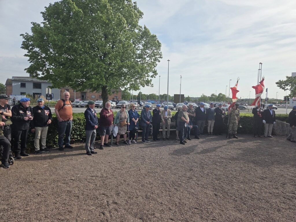 Gæster og deltagere ved Mindestenen på Randers havn ved Peacekeepers Day 2026. Foto ⓒ Danmarks Veteraner Kronjylland
