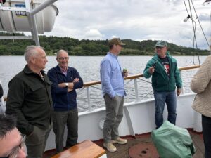 Hyggelig samværd ombord på Svanen ved Mariager fjord.