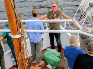 Formand Hans Christian Mortensen fortæller røverhistorier ombord på Svanen.