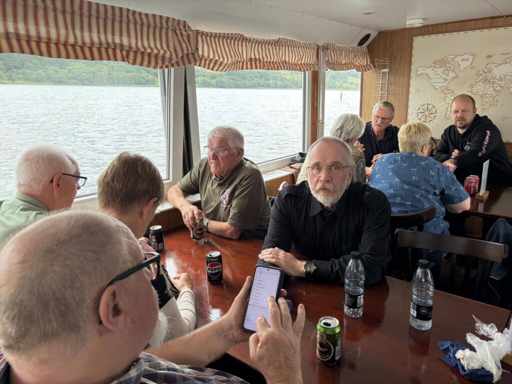 Hyggelig samværd ombord på Svanen ved Mariager fjord. Foto ⓒ DV-Kronjylland