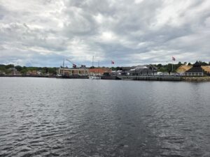 Endnu et billede af Mariager havn set fra fjordsiden på Svanen med DV-K