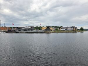 Saltcentret ved Mariager havn set fra Svanen