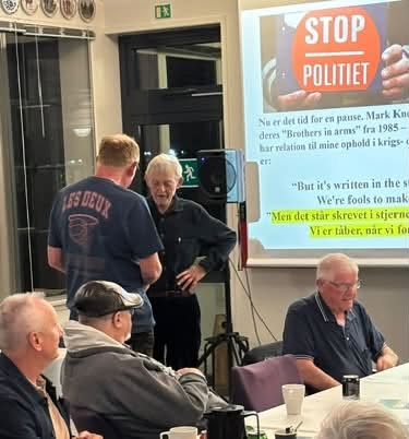 Freddy Ladefoged får overrakt den sædvanlige "Feltration" af formanden for et spændende foredrag. Foto: DV-K ©